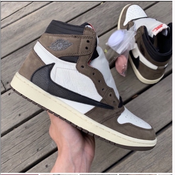 Travis Scott’s retro Jordan 1s - Picture 2 of 3